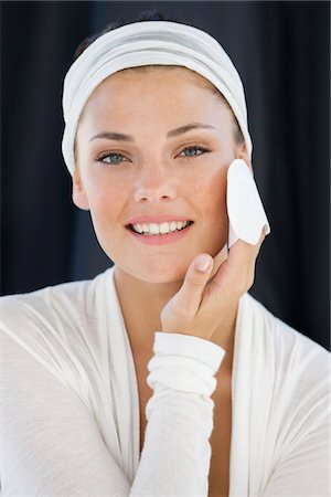 simsearch:6108-05863589,k - Portrait of a woman applying face powder Foto de stock - Sin royalties Premium, Código: 6108-05866498