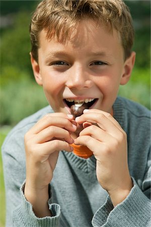 simsearch:6108-05865577,k - Boy eating a candy Stock Photo - Premium Royalty-Free, Code: 6108-05866414