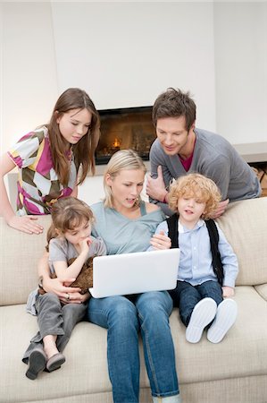 Family using a laptop Stock Photo - Premium Royalty-Free, Code: 6108-05867372