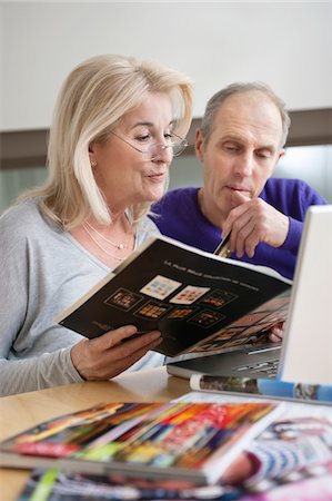 Couple shopping online with a laptop Stock Photo - Premium Royalty-Free, Code: 6108-05867337