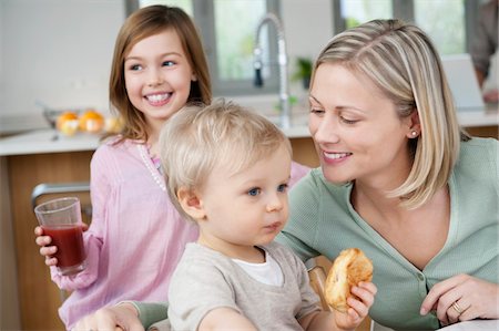 Family at a breakfast table Foto de stock - Sin royalties Premium, Código: 6108-05867651