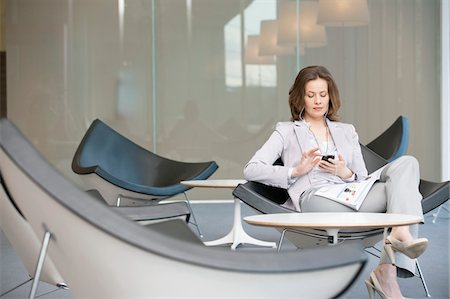 Woman listening to an MP3 player Stock Photo - Premium Royalty-Free, Code: 6108-05868404