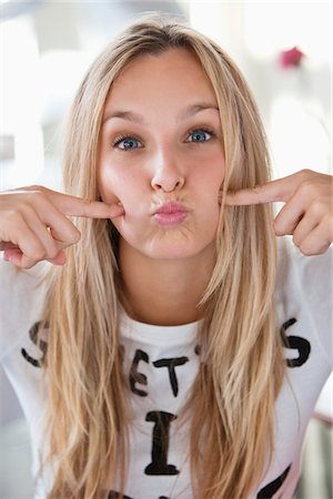 pucker - Portrait d'une belle femme faisant un visage dans un café Photographie de stock - Premium Libres de Droits, Code: 6108-05869898