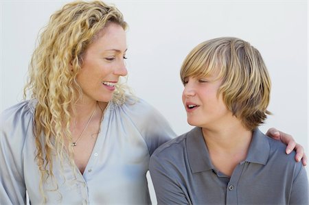 Mid adult woman and her son looking at each other and smiling Foto de stock - Sin royalties Premium, Código: 6108-05870380