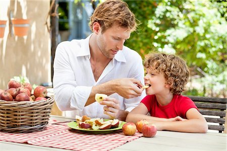 simsearch:649-05656972,k - Father feeding apples to his son Stock Photo - Premium Royalty-Free, Code: 6108-05870661