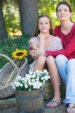 simsearch:6108-06167233,k - Petite fille et mère assise à l'extérieur avec des fleurs dans le panier Photographie de stock - Premium Libres de Droits, Code: 6108-05870684