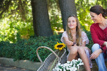 simsearch:6108-06167233,k - Petite fille et mère assise à l'extérieur avec des fleurs dans le panier Photographie de stock - Premium Libres de Droits, Code: 6108-05870696