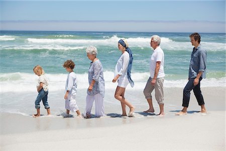 simsearch:6108-05871546,k - Famille marche consécutive à la belle plage avec des enfants Photographie de stock - Premium Libres de Droits, Code: 6108-05870845