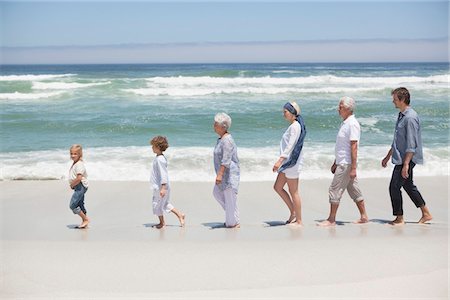 simsearch:6108-05871546,k - Famille à la plage à pied en ligne avec les enfants Photographie de stock - Premium Libres de Droits, Code: 6108-05870833