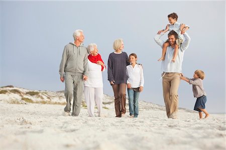 Famille en profitant de la plage Photographie de stock - Premium Libres de Droits, Code: 6108-05870835