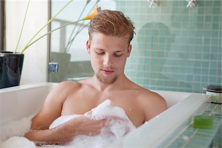 simsearch:6108-05872743,k - Man having bubble bath in a bathtub Stock Photo - Premium Royalty-Free, Code: 6108-05871032