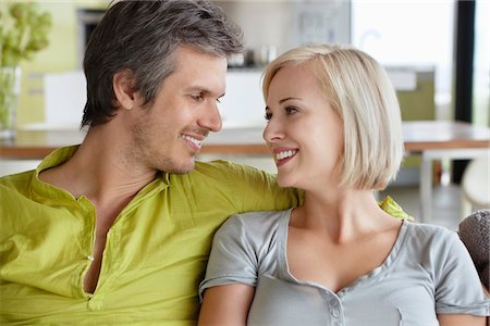 Close-up of romantic couple sitting together Foto de stock - Sin royalties Premium, Código: 6108-05871234