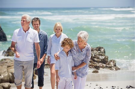 simsearch:6108-05871546,k - Multi génération famille marcher ensemble sur la plage Photographie de stock - Premium Libres de Droits, Code: 6108-05871512