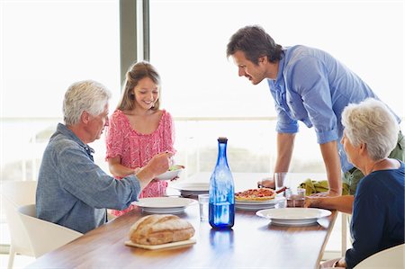 simsearch:6108-05871546,k - Multi génération famille manger de la nourriture à une table à manger Photographie de stock - Premium Libres de Droits, Code: 6108-05871522