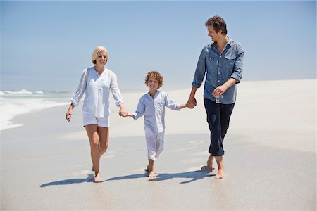 Couple walking on the beach with their son Stock Photo - Premium Royalty-Free, Code: 6108-05871622