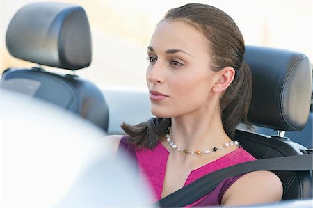 Young woman driving a convertible car Foto de stock - Sin royalties Premium, Código: 6108-05872216