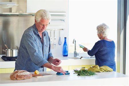 simsearch:6108-06167085,k - Senior couple cleaning the kitchen Stock Photo - Premium Royalty-Free, Code: 6108-05872422