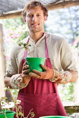 Portrait d'un homme de jardinage et souriant Photographie de stock - Premium Libres de Droits, Code: 6108-05872631