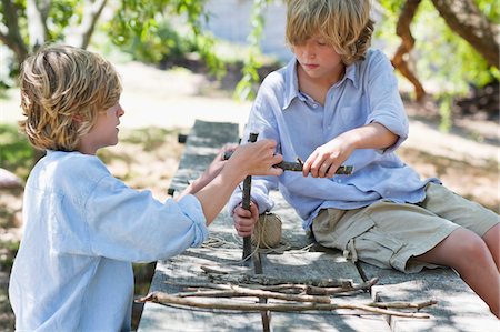 simsearch:649-05649029,k - Children making frame of driftwood outdoors Stock Photo - Premium Royalty-Free, Code: 6108-05872723