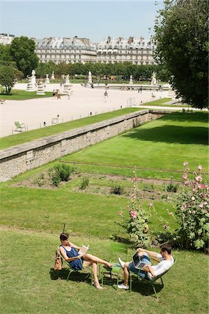 simsearch:6108-05873097,k - Man using a laptop with a woman reading a magazine in garden, Jardin des Tuileries, Paris, Ile-de-France, France Stock Photo - Premium Royalty-Free, Code: 6108-05873043