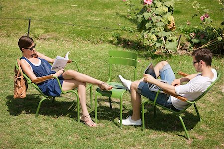 simsearch:6108-05873097,k - Man using a laptop with a woman reading a magazine in garden, Jardin des Tuileries, Paris, Ile-de-France, France Stock Photo - Premium Royalty-Free, Code: 6108-05873084
