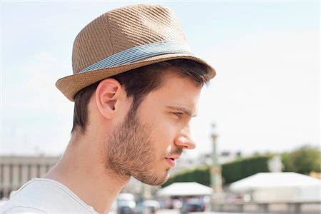 Gros plan d'un homme coiffé d'un chapeau, Paris, Ile-de-France, France Photographie de stock - Premium Libres de Droits, Code: 6108-05873017