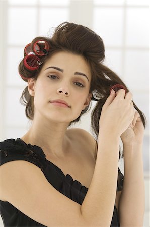 simsearch:6108-05863589,k - Portrait of a woman removing hair curlers Foto de stock - Sin royalties Premium, Código: 6108-05873813