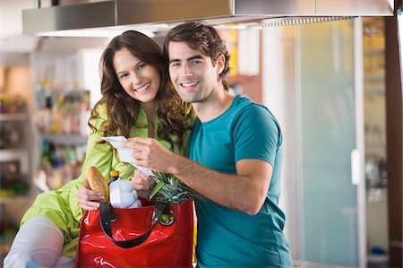 simsearch:6108-05858292,k - Couple holding a shopping bill Stock Photo - Premium Royalty-Free, Code: 6108-05874138