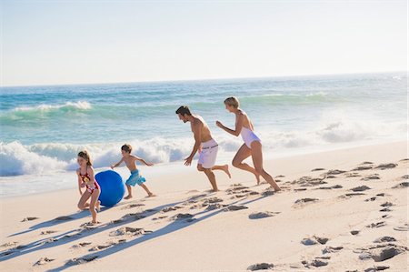 family with a ball - Family enjoying vacations on the beach Stock Photo - Premium Royalty-Free, Code: 6108-05874391