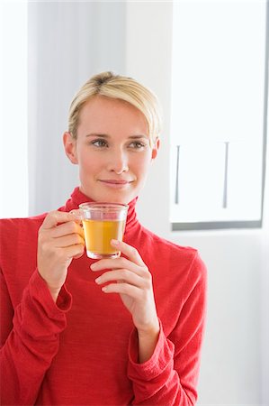 simsearch:6108-05859747,k - Close-up of a woman holding a cup of tea Stock Photo - Premium Royalty-Free, Code: 6108-05874519
