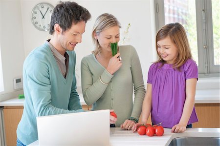 simsearch:6108-05869331,k - Family cooking with the recipe on a laptop Stock Photo - Premium Royalty-Free, Code: 6108-05874620