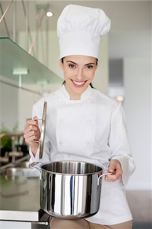 simsearch:6108-05869331,k - Happy female chef holding a saucepan Stock Photo - Premium Royalty-Free, Code: 6108-06166765