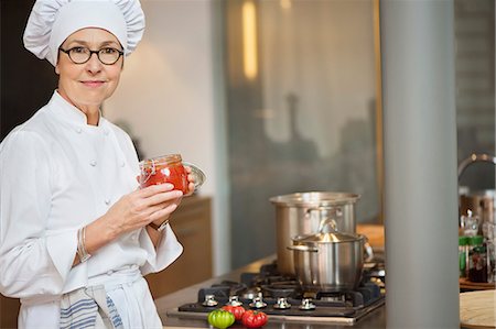 simsearch:6108-06167085,k - Woman holding a jar of tomato sauce Stock Photo - Premium Royalty-Free, Code: 6108-06166773