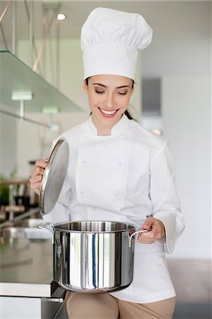 simsearch:6108-05869331,k - Happy female chef holding a saucepan Stock Photo - Premium Royalty-Free, Code: 6108-06166791