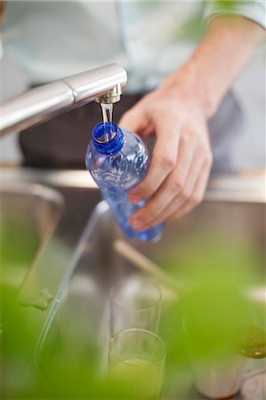 fill - Man filling a bottle with water in the kitchen Stock Photo - Premium Royalty-Free, Code: 6108-06166704