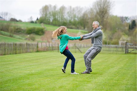 Man playing with his daughter in a field Foto de stock - Sin royalties Premium, Código: 6108-06167220