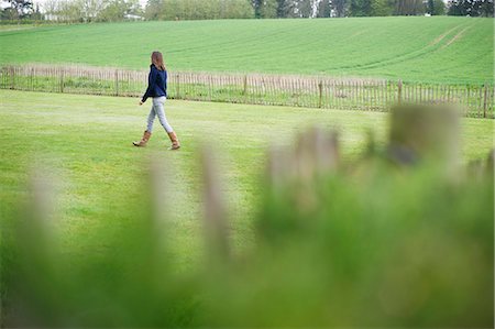 Fille se promener dans un champ Photographie de stock - Premium Libres de Droits, Code: 6108-06167337