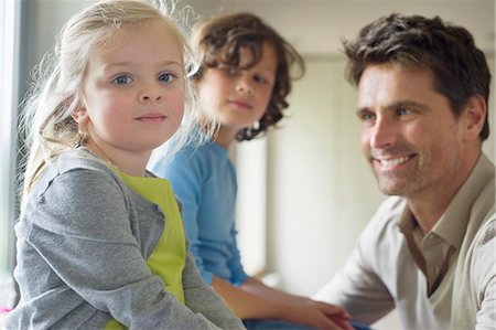 simsearch:6108-06167492,k - Man with their children at home Stock Photo - Premium Royalty-Free, Code: 6108-06167516