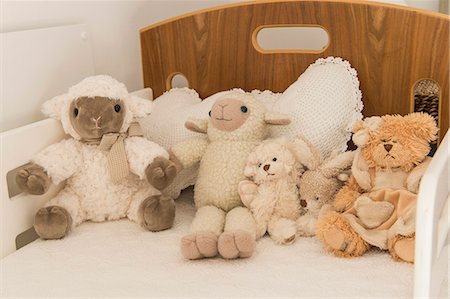 pelucheux - Close-up of stuffed toys on a bed Photographie de stock - Premium Libres de Droits, Code: 6108-06904348