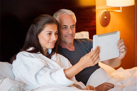 simsearch:6108-06904945,k - Couple watching movie on a digital tablet in a hotel room Stock Photo - Premium Royalty-Free, Code: 6108-06905020