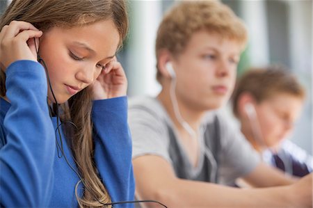 simsearch:6108-06907036,k - Students listening to music in a classroom Stock Photo - Premium Royalty-Free, Code: 6108-06905262