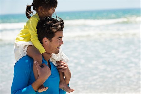 smiling portrait looking away - Man carrying his daughter on shoulders on the beach Photographie de stock - Premium Libres de Droits, Code: 6108-06905557