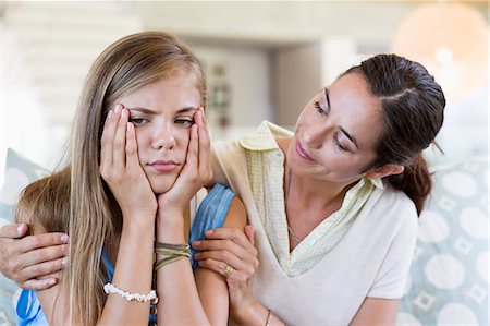 sad child sitting - Woman persuading her upset daughter at home Foto de stock - Sin royalties Premium, Código: 6108-06905593