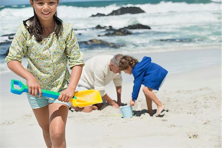 Children playing with their grandfather on the beach Foto de stock - Sin royalties Premium, Código: 6108-06905901