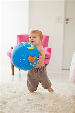 Baby boy playing with a globe ball Foto de stock - Sin royalties Premium, Código: 6108-06906078