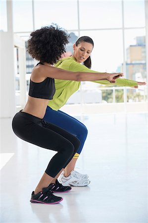Woman exercising with her instructor in a gym Foto de stock - Sin royalties Premium, Código: 6108-06906997