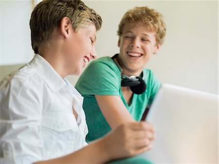 Two friends using a digital tablet Stock Photo - Premium Royalty-Free, Code: 6108-06907023