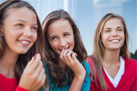 simsearch:6108-06907045,k - Close-up of three girls eating grapes Stock Photo - Premium Royalty-Free, Code: 6108-06907034