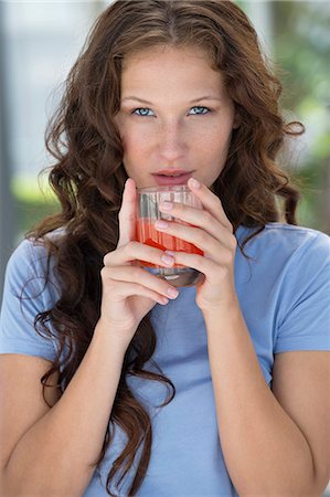 simsearch:6108-07969525,k - Portrait of a woman holding a glass of orange juice Stock Photo - Premium Royalty-Free, Code: 6108-06907400