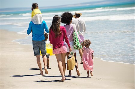 Family walking on the beach Photographie de stock - Premium Libres de Droits, Code: 6108-06907566
